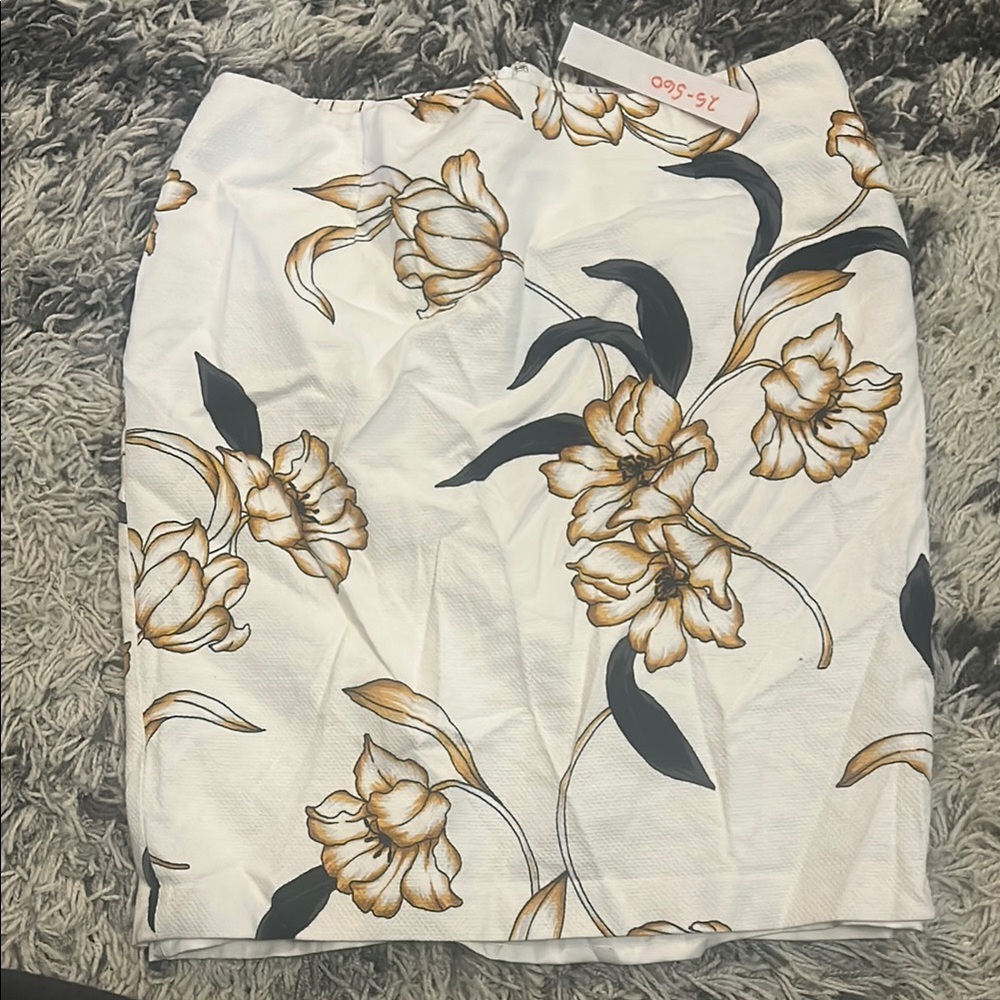 White House Black Market Cream Pencil Skirt Knee-Length Resort Wear